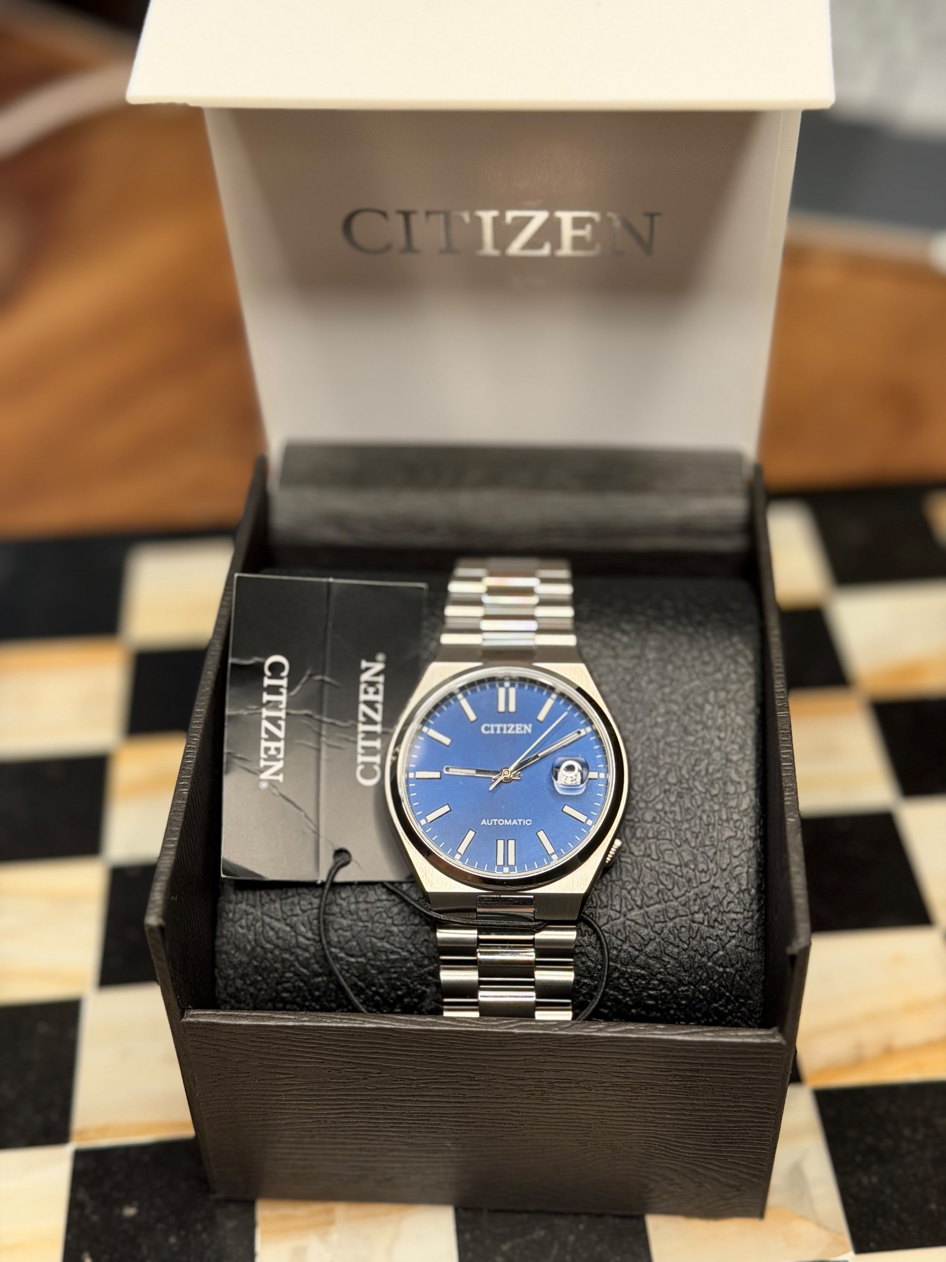 Reloj automático con movimiento a la vista Caja y Papeles