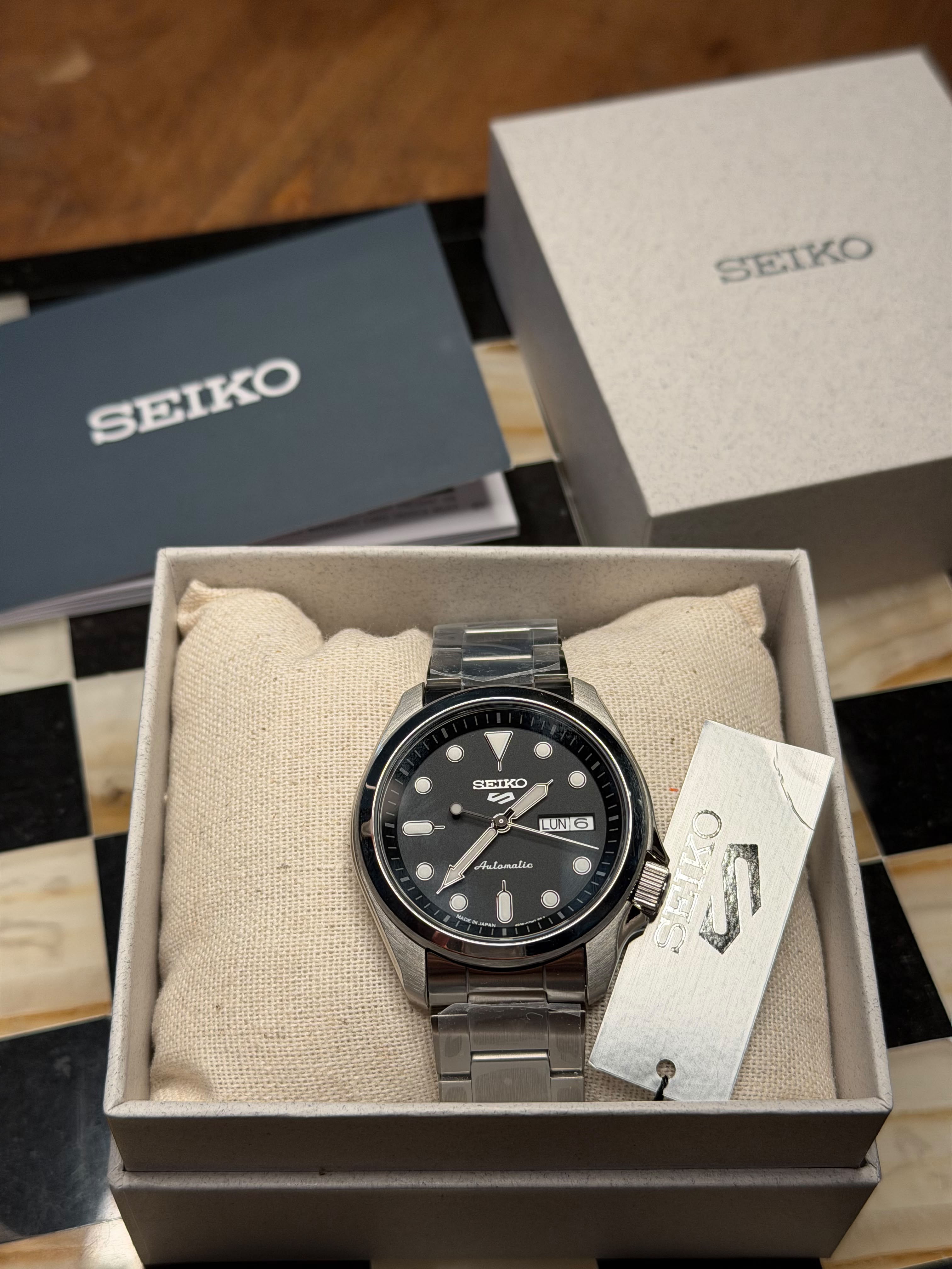 Reloj Seiko 5 Sports SRPE55 automático con movimiento a la vista.